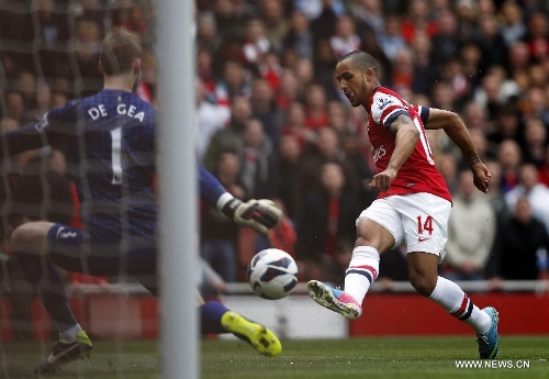 Theo Walcott (R) of Arsenal scores during the Barclays Premier League match between Arsenal and Manchester United at the Emirates Stadium in London, Britain on April 28, 2013. The match ended with a 1-1 draw. (Xinhua/Wang Lili)