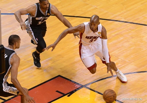 Ray Alen (R) of Miami Heat controls the ball during Game 6 of the NBA Finals against San Antonio Spurs in Miami, the United States, June 18, 2013. Miami won 103-100.(Xinhua/Wang Lei) 