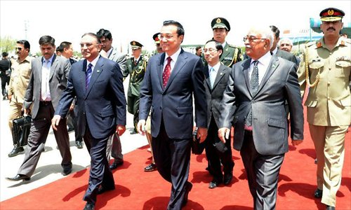 Chinese Premier Li Keqiang (C) is welcomed by Pakistani President Asif Ali Zardari (L, front) and interim Prime Minister Mir Hazar Khan Khoso (R, front) upon his arrival in Islamabad, capital of Pakistan, May 22, 2013. Li Keqiang arrived here Wednesday for an official visit to Pakistan. Photo: Xinhua