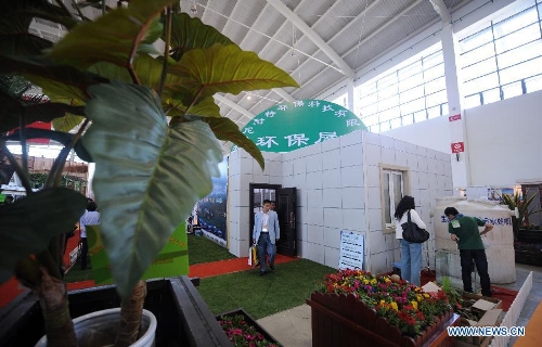 People visit the 2013 China (Shenyang) International Architecture Exposition in Shenyang, capital of northeast China's Liaoning Province, May 20, 2013. The three-day expo kicked off on Monday, with 615 enterprises from home and abroad participated. (Xinhua/Yang Qing)