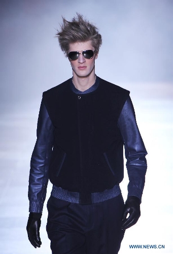 A model displays creations by Japanese designer Arashi Yanagawa for the label John Lawrence Sullivan during the men's Fall-Winter 2013-2014 collection show in Paris, France, Jan. 16, 2013. The 5-day Paris Men's Fashion Week kicked off here on Wednesday. (Xinhua/Gao Jing) 