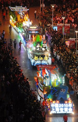 Several floats trundle down Nanjing Road Pedestrian Street at last year's Shanghai Tourism Festival parade.Photos: Xinhua