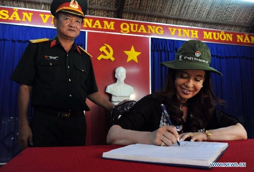 President of Argentina Cristina Fernandez (R) signs the guest book during her visit to the Cu Chi tunnels and the Museum of War against United States near Ho Chi Minh City, Vietnam, Jan. 19, 2013. The Cu Chi tunnels is a complex underground system built by the Vietnamese during the French occupation and expanded after the American invasion in the 1960s. Fernandez arrived in Vietnam Friday after official visits to the United Arab Emirates and Indonesia. (Xinhua/Daniel Dabove/TELAM) 