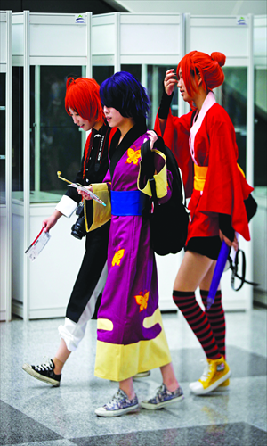 On Shanghai's subway trains over the weekend, it was not uncommon to see young people wearing brightly-colored wigs and dressed like maids, samurai warriors or other intriguing characters from popular comics and animated shows. Photo: Cai Xianmin/GT