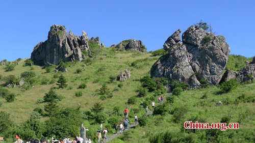 Shennongjia locates at the confluence of Yangtze river and Han river, the border between Sichuan and Hubei province. It is boasted as the ridge of central China and the only oasis lies at 30 degree north latitude. Photo: China.org.cn
