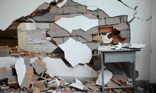 Damaged walls in a Lushan Middle School classroom Photo: Li Hao/GT