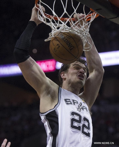 San Antonio Spurs Tiago Splitter dunks during the Game 3 of the 2013 NBA Finals against Miami Heat in San Antonio, Texas, the United States, June 11, 2013. San Antonio Spurs won 113-77. (Xinhua/Yang Lei)