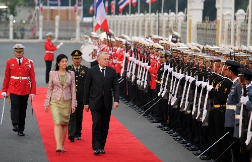 Thai Prime Minister Yingluck Shinawatra (L, front) and French Prime Minister Jean-Marc Ayrault (R, front) review the guard of honor during a welcoming ceremony at the Government House in Bangkok, capital of Thailand, Feb. 5, 2013. (Xinhua/Gao Jianjun) 