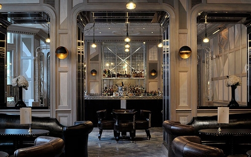 Connaught Bar, The Connaught Hotel, London&nbsp; (Source: www.huanqiu.com)London has some of the best hotel bars in the world, so highlighting just a couple takes some restraint.Although it's open to debate, Londoners often cite the Connaught Bar at The Connaught hotel in Mayfair as a favourite.A tasteful comfortable interior with textured walls in platinum, marble floors, leather chairs and other tasteful flashes of restrained luxury mean it's enduringly stylish rather than aggressively fashionable; cocktails, of course, are excellent.
