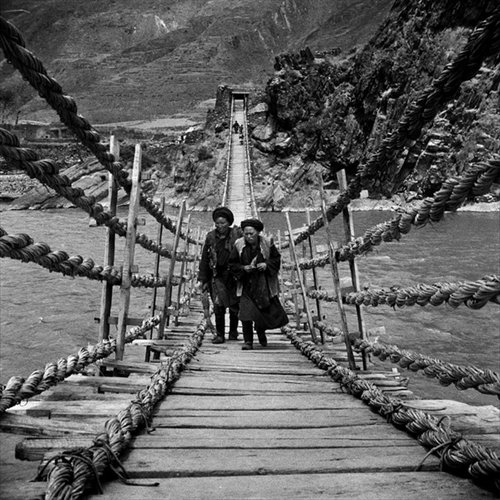 A 1908 photo taken by British botanist Ernest Henry Wilson of Tibetan pilgrims on a bridge in Wenchuan county, Sichuan Province. Photo: Courtesy of Sichuan Pangolinetour
