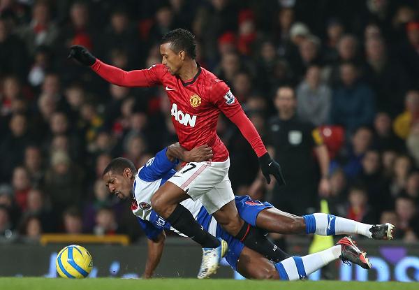 Nani (standing) of Manchester United in action with Mikele Leigertwood of Reading on Monday. Photo: CFP