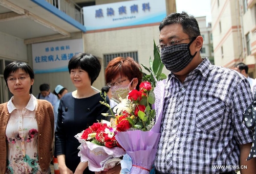 The H7N9 bird flu patient surnamed Zhang (R) walks out of the Zaozhuang Municipal Hospital in Zaozhuang City, east China's Shandong Province, March 16, 2013. Zhang has recovered from the disease as the first H7N9 bird flu infection in Shandong Province. (Xinhua/Sun Zhongzhe)&nbsp; 