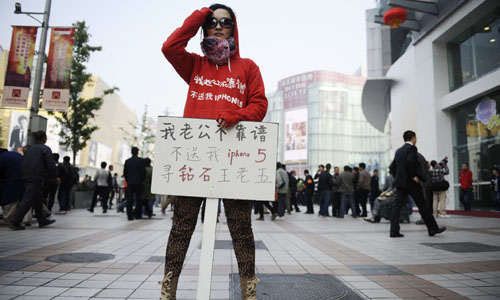 A new Apple store opened in Beijing's Wangfujing shopping district on October 20, which is the company's largest retail store in Asia. Photo: Global Times/Li Hao