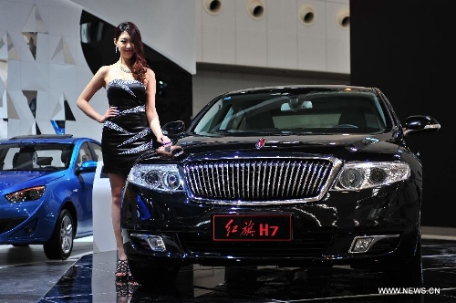 &nbsp;&nbsp;A model presents a Hongqi H7 car at the 2013 China (Tianjin) International Automobile Industry Exhibition in Tianjin, north China, April 27, 2013. The exhibition kicked off on Saturday, displaying over 500 vehicles. (Xinhua/Zhai Jianlan)&nbsp; 