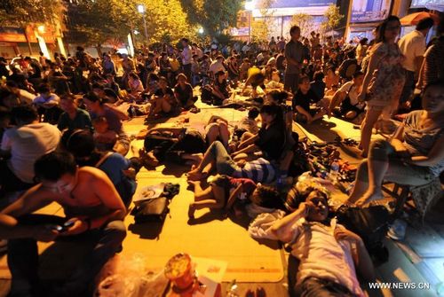 Citizens rest on the ground at quake-hit Luozehe Town, Yiliang County, Southwest China's Yunnan Province, September 8, 2012. Sixty-seven people have been confirmed dead and 731 others were injured after multiple earthquakes struck a mountainous region in Southwest China's Yunnan Province on Friday, the province's civil affairs department said. Photo: Xinhua