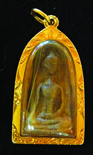 A customer selects Buddha amulets in a shop in Beijing. Photos: Wei Xi/GT