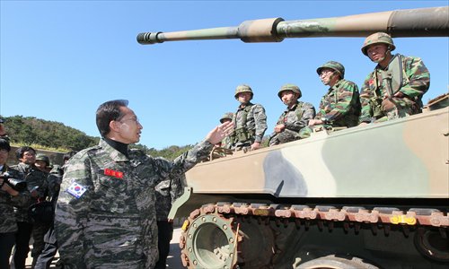South Korean President Lee Myung-bak (left) talks to Marines from the K-9 155mm self-propelled howitzer artillery company at Yeonpyeong island on Thursday. Photo: AFP
