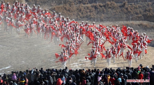 &nbsp;Actors perform waist drum dance in Ansai County of Yan'an City, northwest China's Shaanxi Province, Feb. 22, 2013. The performance was given to greet the upcoming Lantern Festival, which falls on Feb. 24 this year. (Xinhua/Liu Xiao)