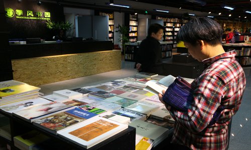 A customer peruses books at the Jifeng Bookstore at Shanghai Library Station on metro Line 10. The store opened to the public Tuesday. Photo: Cai Xianmin/GT