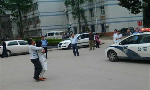 A university student surnamed Chen, 18, holds a female doctor hostage at Wuhan No. 9 Hospital, Hubei Province Saturday. Chen had hit an elderly woman with his bike, and could not afford to pay the medical fees her family demanded. Becoming angry, he took the woman hostage for about 98 minutes with a fruit knife before police managed to arrest him and free the doctor, who was unharmed. Photo: CFP
