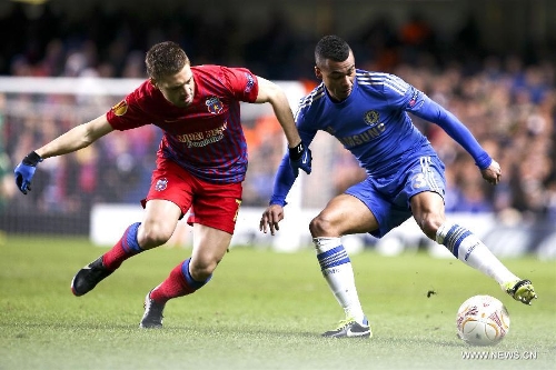 Chelsea's Ashley Cole (R) vies for the ball with Steaua Bucharest's Alexandru Chipciu during their Europa League soccer match in London March 15, 2013. Chelsea won 3-1 and entered the next round by 3-2 on aggregate. (Xinhua/Tang Shi) 