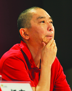 Shi Yuzhu auctions three hours of his time for 1.9 million yuan ($306,800) to a general manager from Northwest China's Shaanxi Province, who said Shi mentored him on marketing, investment and team-building during the three-hour talk. Photo: CFP