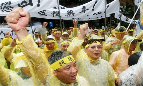 Nearly 400 fishermen from Taiwan protest on May 13 in front of Manila Economic and Cultural Office in Taipei after a fisherman was shot to death. Photo: CFP