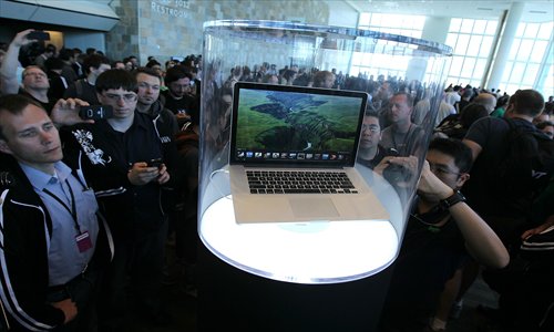 WWDC attendees look at the new MacBook Pro that is displayed during the 2012 Apple WWDC keynote address at the Moscone Center on Monday in San Francisco, California, US. WWDC started Monday and runs through Friday. Photo: AFP