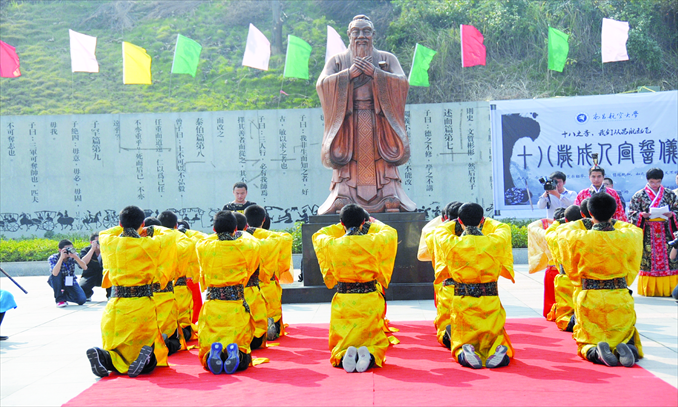 Freshmen from Nanchang Hangkong University in Jiangxi Province wearing traditional clothes worship a statue of Confucius on the campus on November 3, 2011. This is a rite of passage ceremony the university holds annually for freshmen. Photo: CFP