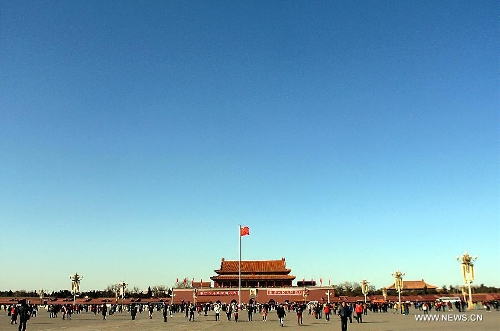 Tourists enjoy a sunny day at the Tian'anmen Square in Beijing, capital of China, March 1, 2013. The first session of the 12th National People's Congress (NPC) and the first session of the 12th National Committee of the Chinese People's Political Consultative Conference (CPPCC) will open on March 5 and March 3 respectively. (Xinhua/Wang Song) 