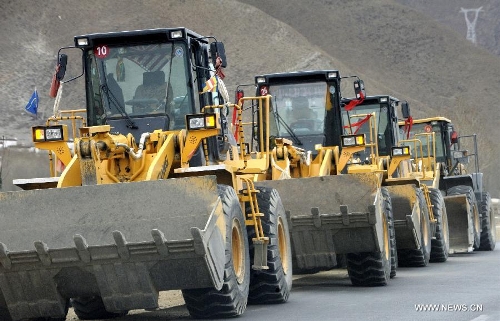 Rescue vehicles move to the site where a large-scale landslide hit a mining area in Maizhokunggar County of Lhasa, southwest China's Tibet Autonomous Region, March 29, 2013. Dozens of workers from a subsidiary of China National Gold Group Corporation were trapped. The exact number of trapped workers were not immediately known. (Xinhua/Chogo)