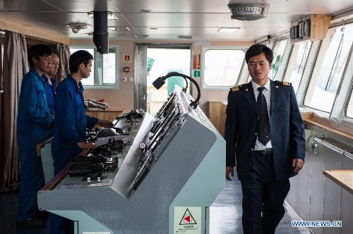 Zhu Hui goes between the cockpit and the deck to check the Maple Star's sailing condition on the Yangtze River in east China's Jiangsu Province, April 24, 2013. (Xinhua/Li Mangmang) 