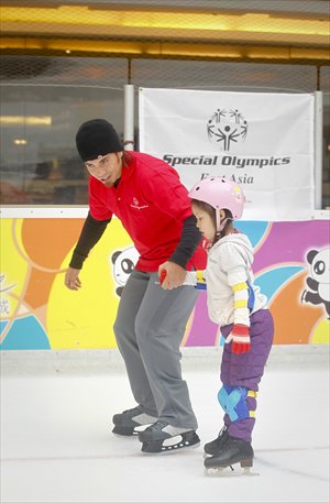 Ohno teaches speed skating skills to an intellectually disabled youngster. Photo: Courtesy of Special Olympics 