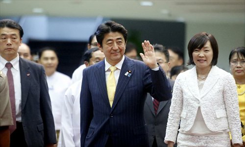 Japanese Prime Minister Shinzo Abe (C) arrives at the Yangon International Airport in Yangon, Myanmar, on May 24, 2013. Japanese Prime Minister Shinzo Abe arrived in Yangon Friday evening to pay a three-day official goodwill visit to the Southeast Asian nation. Photo: Xinhua