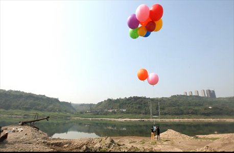 Sun Jian gets ready to take off assisted by two friends in Chongqing. Photo: CFP 