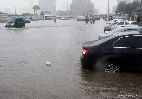 Photo taken on July 26, 2012 shows the flooded street in Tianjin, North China. Heavy rainfall hit the municipality from Wednesday afternoon to Thursday. Photo: Xinhua
