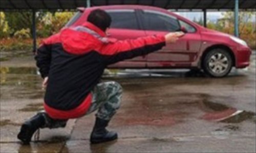 Many Chinese Web users pose for photos of themselves imitating air traffic ground control workers. The trend came in the excitement that followed Chinese media reports of the successful takeoffs and landings of China's home-made fighters on the Liaoning, China's first aircraft carrier. Photo: CFP, Weibo 