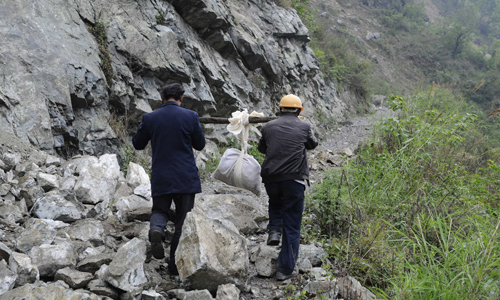 Zhang’s family members carry his remains home in Goushan, Baoxing county, on April 23. Photo: Li Hao/GT