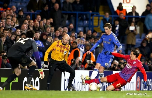 Chelsea's Fernando Torres (2nd, R) vies for the ball with Steaua Bucharest' Vlad Chiriches (1st, R) during their Europa League soccer match in London March 15, 2013. Chelsea won 3-1 and entered the next round by 3-2 on aggregate. (Xinhua/Tang Shi) 