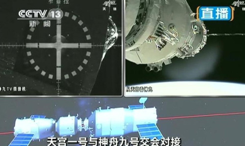 TV grab taken on June 18, 2012 shows Shenzhou-9 manned spacecraft conducting an automatic docking with the orbiting Tiangong-1 lab module. Photo: xinhua