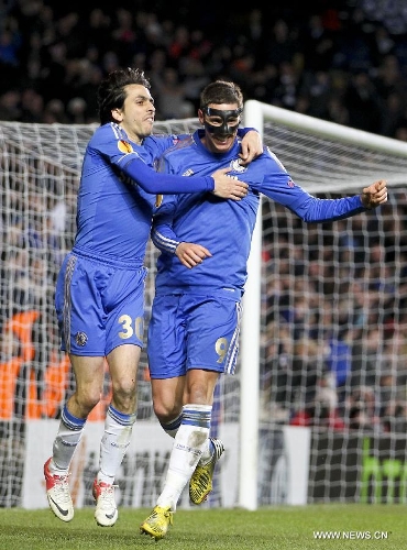 Chelsea's Fernando Torres (R) celebrates scoring with teammate Yossi Benayoun during the UEFA Europa League quarter-final first leg football match against Rubin Kazan in London, capital of Britain, on April 4, 2013. Chelsea won the match 3-1. (Xinhua/Tang Shi) 