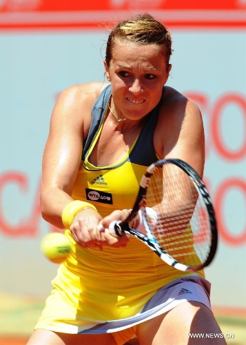 Anastasia Pavlyuchenkova of Russia hits a return during the women's singles final match against Carla Suarez Navarro of Spain at the 2013 Portugal Open in Lisbon, Portugal, May 4, 2013. Pavlyuchenkova won 2-0 to claim the title. (Xinhua/Zhang Liyun) 