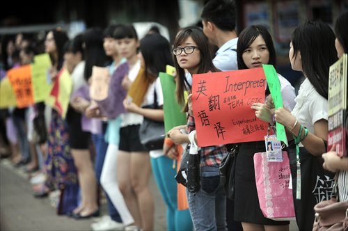 College students look for job opportunities as interpreters Monday near the venue for the Canton Fair, which opened Tuesday in Guangzhou. Photo: CFP