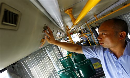 A driver on bus line 870 tests the vehicle's air conditioning system Thursday to make sure it has kept working amid the recent hot weather. Photo: Yang Hui/GT 
