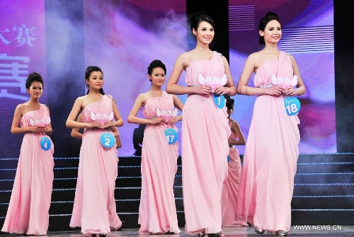 Girls attend the final of the 5th World Hakka Girl Contest in Meizhou, south China's Guangdong Province, Jan. 6, 2013. (Xinhua/Zhong Xiaofeng)