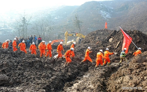 &nbsp;Rescuers leave a landslide spot in Zhenxiong mountain of Zhaotong City, southwest China's Yunnan Province, Jan. 12, 2012. The rescue of a landslide which hit the Zhaojiagou area of Gaopo Village early Friday finished after all 46 bodies were retrieved Saturday. (Xinhua/Chen Haining)