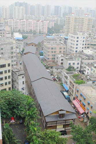 An unregistered building is seen on Wednesday spanning Haitong Road in Haikou, South China's Hainan Province. The building, which houses the Fu'an Farmers' Market, was nicknamed 