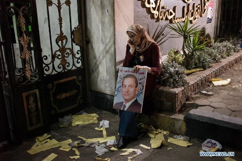 A supporter of former Egyptian President Hosni Mubarak sits during a protest outside the Maadi Military Hospital in Cairo, Egypt, April 17, 2013. Egypt's prosecution ordered Wednesday to discharge former Egyptian President Hosni Mubarak from Maadi Military Hospital and send him back to Tora Prison Hospital, official Al-Ahram news website reported. (Xinhua/Li Muzi) 