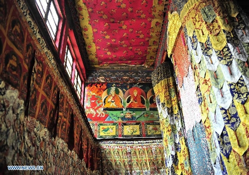 Photo taken on June 26, 2013 shows a view of the main hall of the Naimu Temple in Zharen Town of Anduo County, southwest China's Tibet Autonomous Region. The Naimu Temple, built in 1840, belongs to the Gelugpa sect of the Tibetan Buddhism. (Xinhua/Liu Kun)