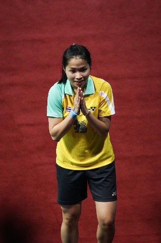 Ratchanok Intanon of Thailand gestures to the spectators after winning the match against Juliane Schenk of Germany during the women's singles final of the 2013 India Open badminton tournament in New Delhi, capital of India, April 28, 2013. Ratchanok Intanon won the championship 2-0. (Xinhua/Zheng Huansong) 